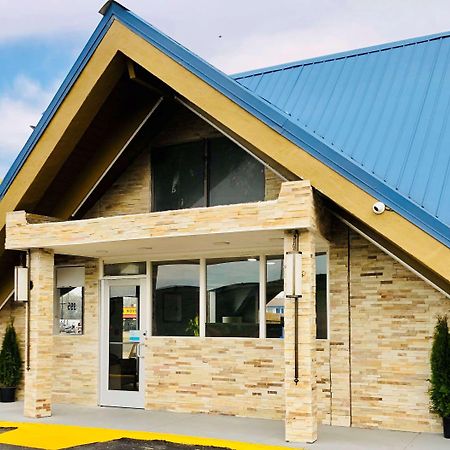 Montgomery Inn & Suites Exterior photo