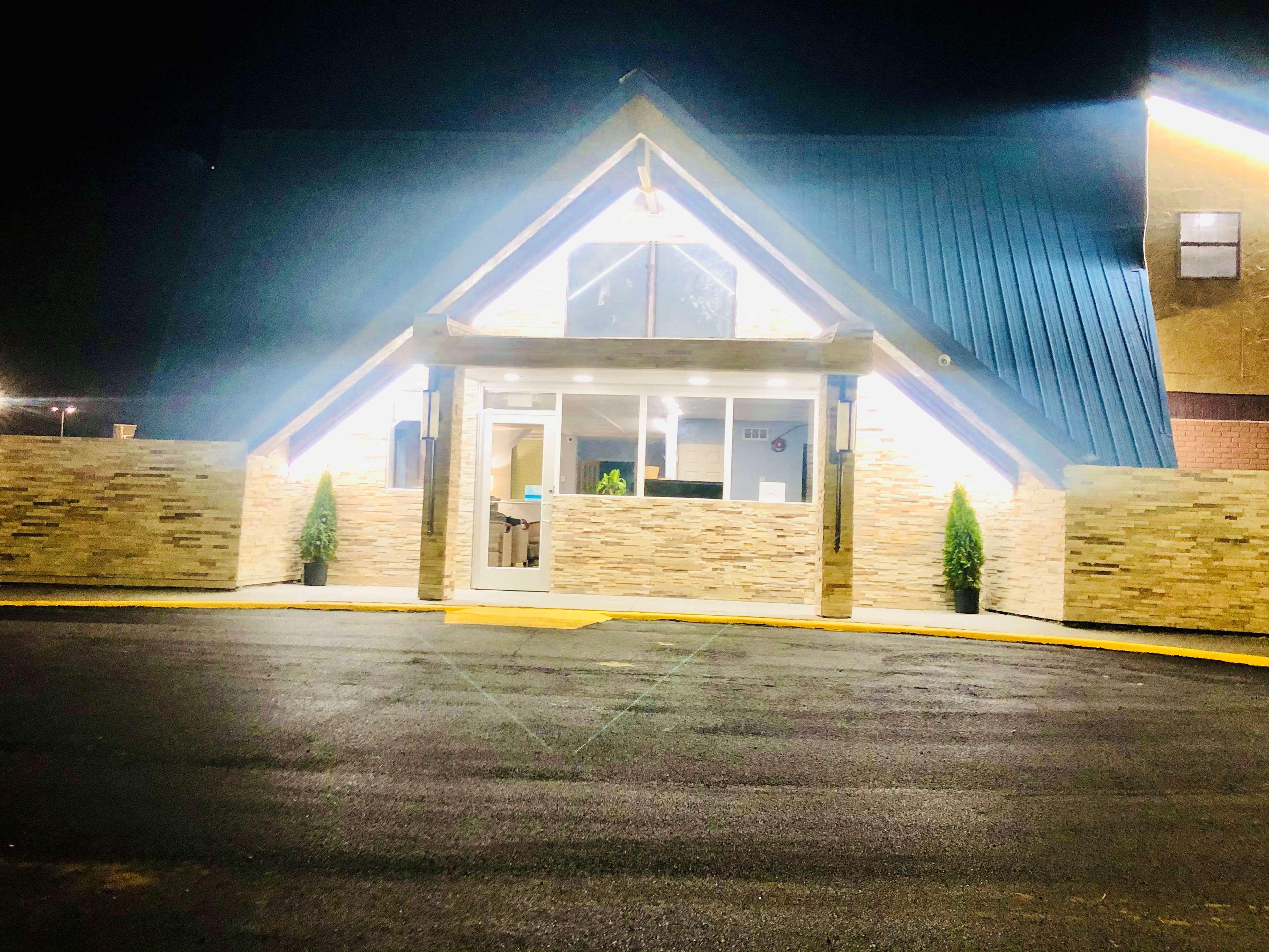 Montgomery Inn & Suites Exterior photo